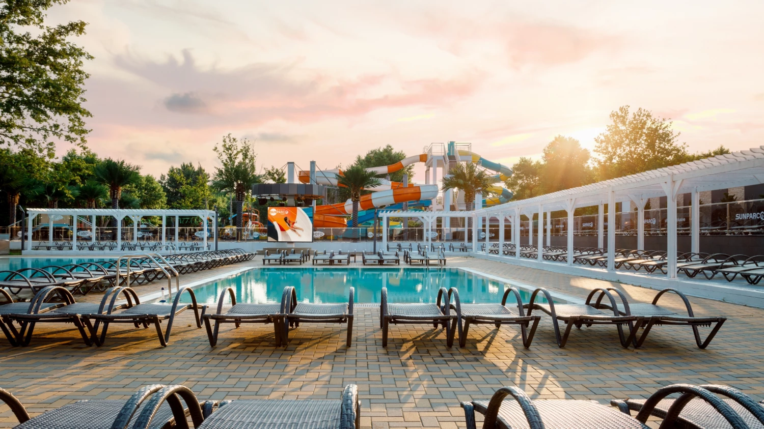 Бассейн и аквапарк SUNPARCO